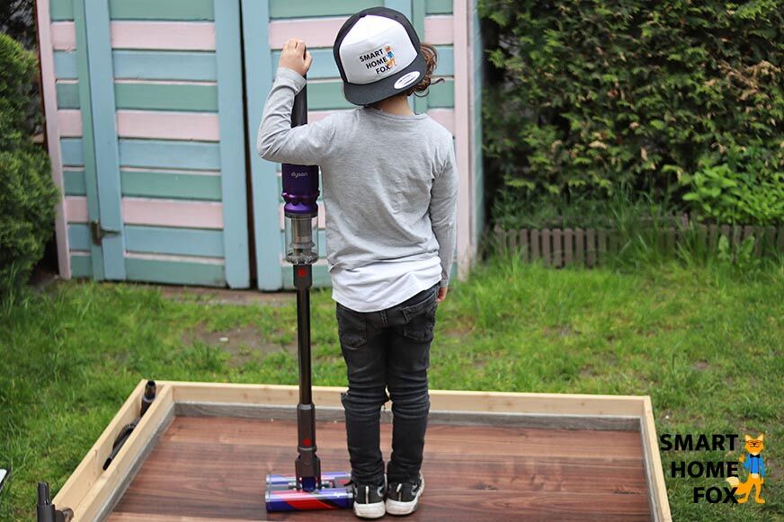 Der Dyson Omni-glide neben einer Person